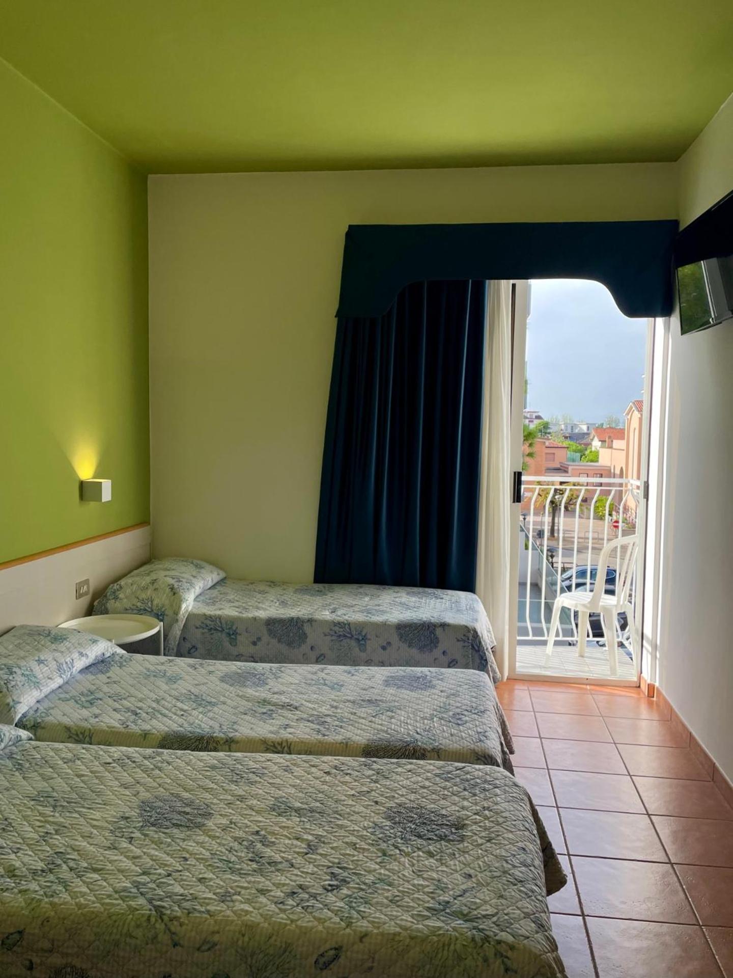 Hotel Portofino Lido di Jesolo Bagian luar foto