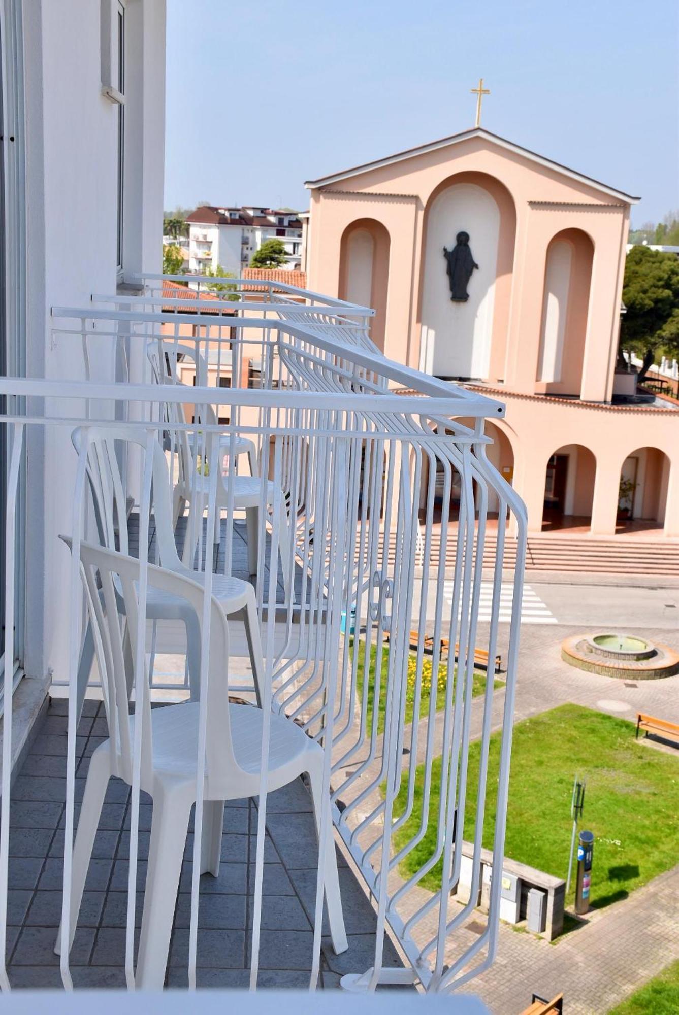 Hotel Portofino Lido di Jesolo Bagian luar foto